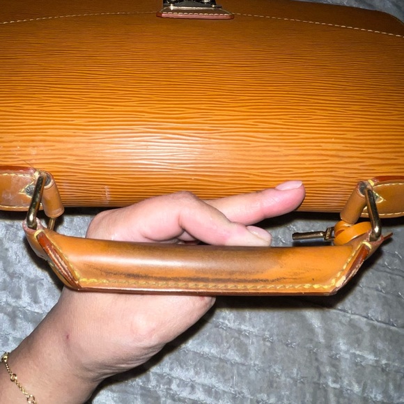 Louis Vuitton Preloved Epi leather briefcase needs some attention good condition - Picture 15 of 16